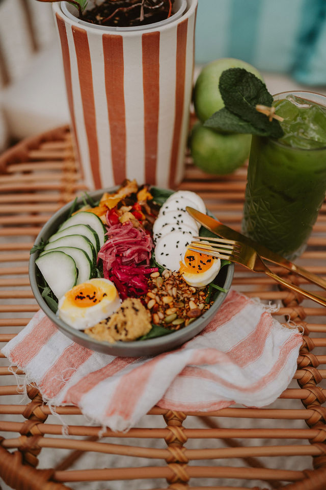 Une assiette gourmande servie au Kafé