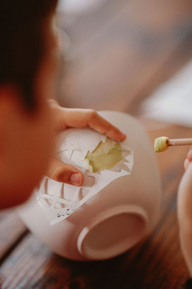 Tasse personnalisée pendant un atelier de peinture