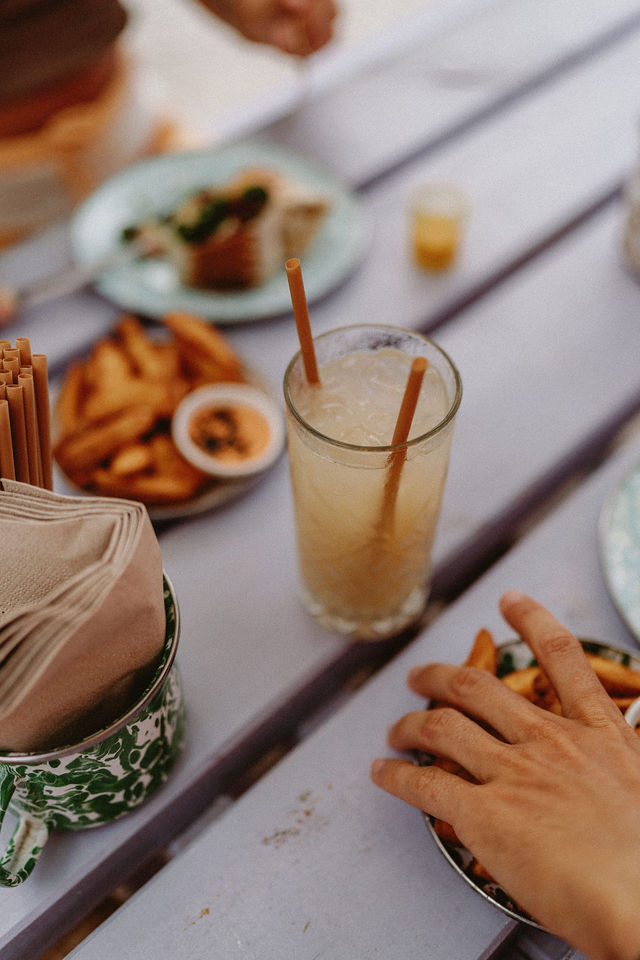 Boissons fraîches et gourmandises sur une table du Kafé
