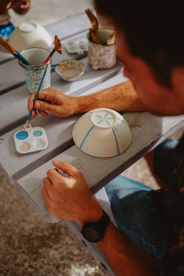 Peinture colorée réalisée sur un bol au Kafé Céramik